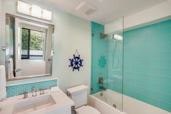 Bunk Room En-Suite w/ Shower/Tub