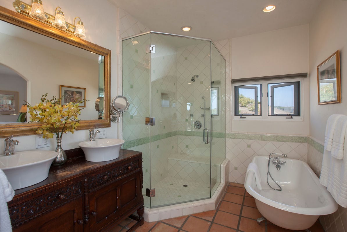 Master Bathroom w/clawfoot tub and shower