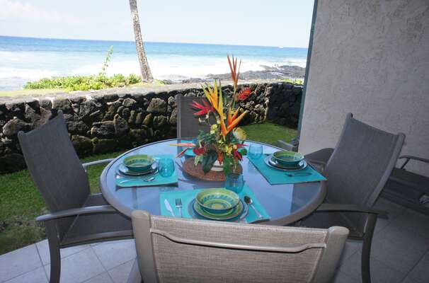 Lanai with a table and seating for 4