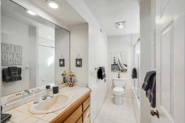 Guest Bedroom En-Suite w/ Tub Shower - 2nd Floor