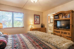 Master Bedroom Downstairs; King Bed/Flat Screen TV/Full En-suite bathroom