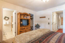 Master Bedroom Downstairs; King Bed/Flat Screen TV/Full En-suite bathroom