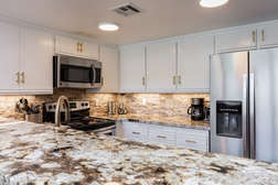 Fully Equipped Kitchen, Granite Counters, Stainless Appliances