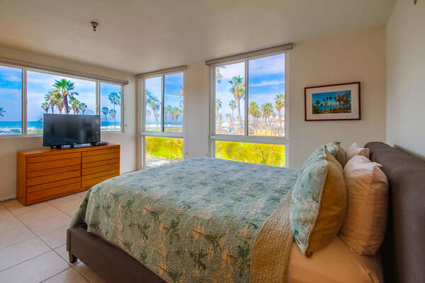 Master bedroom with King Bed in our Vacation Condo in San Diego