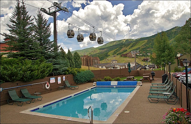 VERY Close to the Gondola, Heated Pool & Hot Tubs, Versatile Bedding