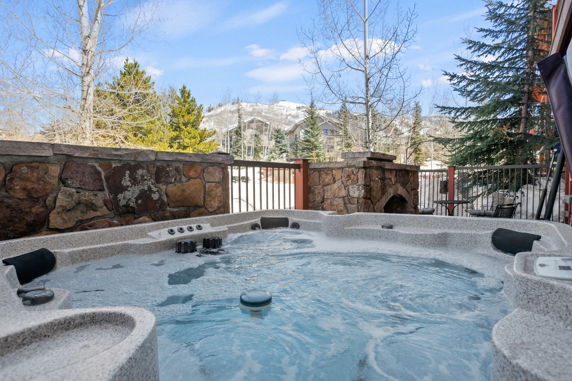 Shuttle in Winter, Private Hot Tub, Patio and Grill, Free Bus Route Photo