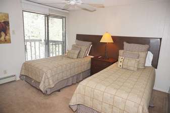 4th Bedroom with 2 double Beds/Deck/Share Bath