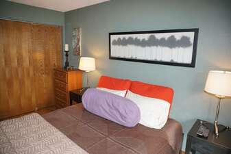 2nd Bedroom with Queen Bed/Bath/TV