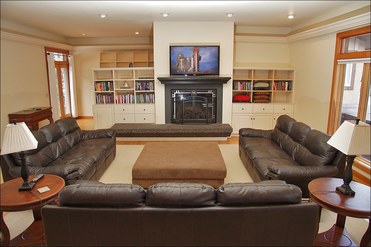 Main living room with 3 full size leather sofas