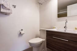 En-suite master bathroom - shower and tub combo