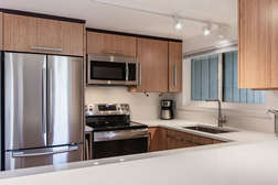 Fully Equipped Fully Remodeled gourmet Kitchen