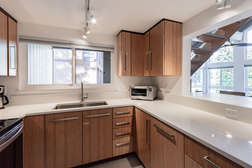 Fully Equipped Fully Remodeled gourmet Kitchen