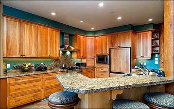 Fully Equipped Modern Kitchen, Granite Countertop