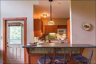 Kitchen with Breakfast Bar and Stool