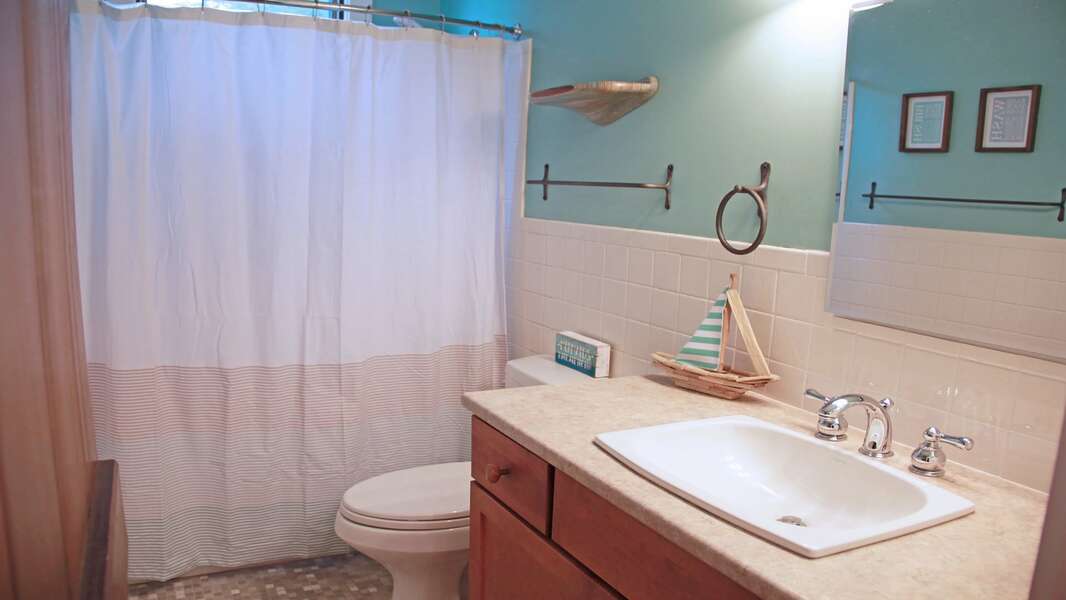 Full bath with tub and shower at top of stairs between both bedrooms. 160 Long Pond Drive Harwich Cape Cod - New England Vacation Rentals