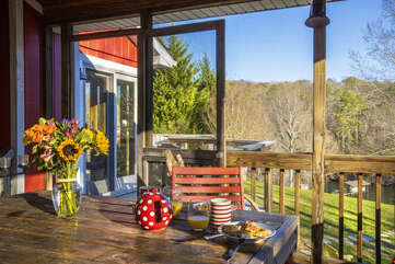 Eat Breakfast over looking the Lake on your porch