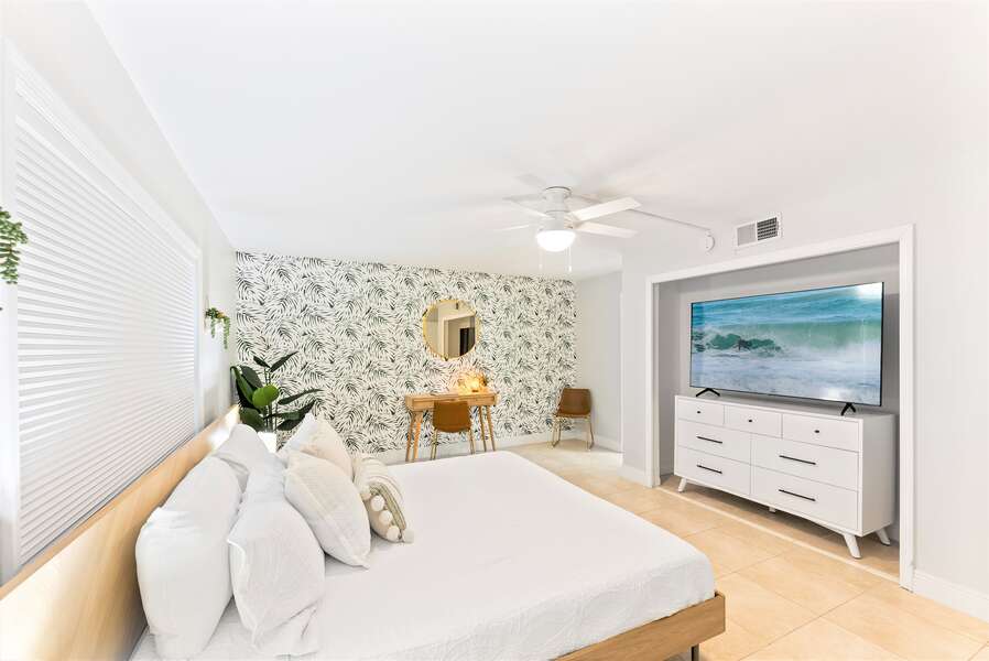 Spacious tropical inspired Master Bedroom with King Bed, Large flatscreen Smart TV, desk, closet & ensuite