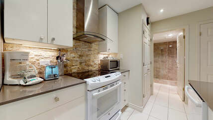 Open plan dining/fully equipped kitchen