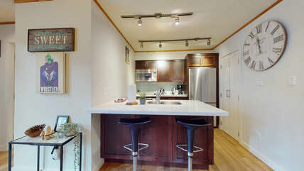 Fully equipped kitchen w/ breakfast bar