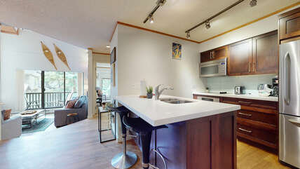 Fully equipped kitchen w/ breakfast bar