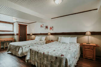 Bedroom 3 with 2 Queen Beds