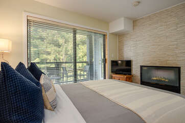 Queen bedroom with cable TV & Gas fireplce