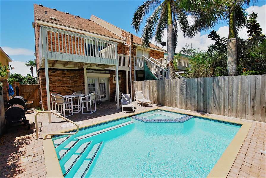 3 Bedroom Townhouse with private pool, Less than half a block from the beach