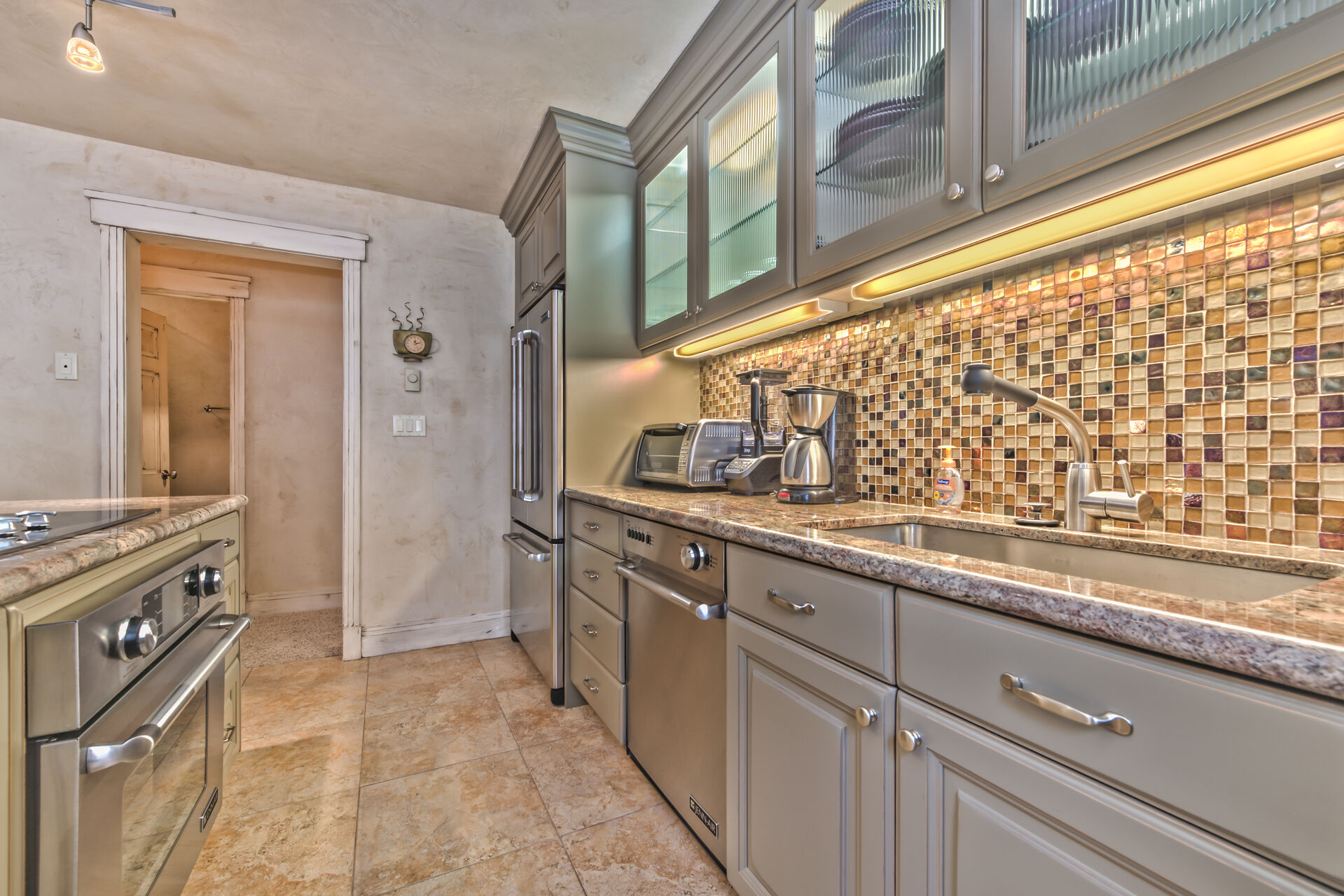 Fully Equipped Kitchen with Granite Countertops, New Stainless Steel Appliances