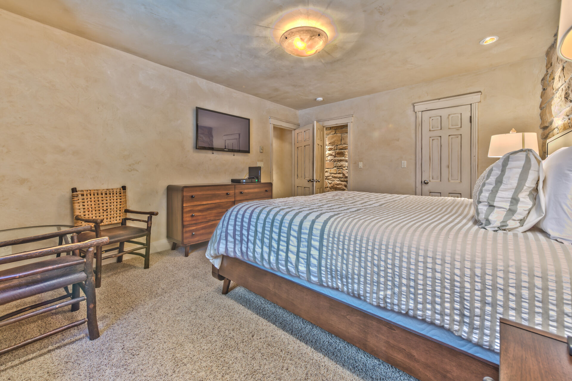 Master Bedroom with King Bed, Flat Screen TV, Full Private Bath and Walk-in Closet