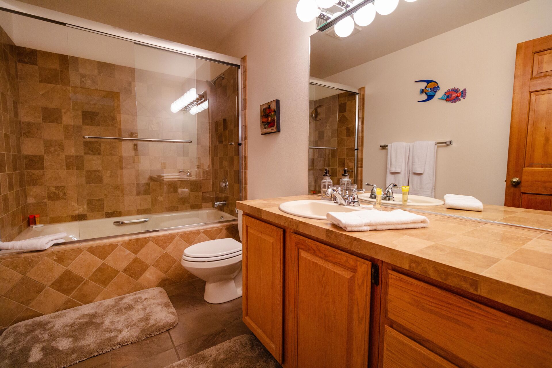 En-Suite Bathroom with Shower/Tub Combo and Vanity