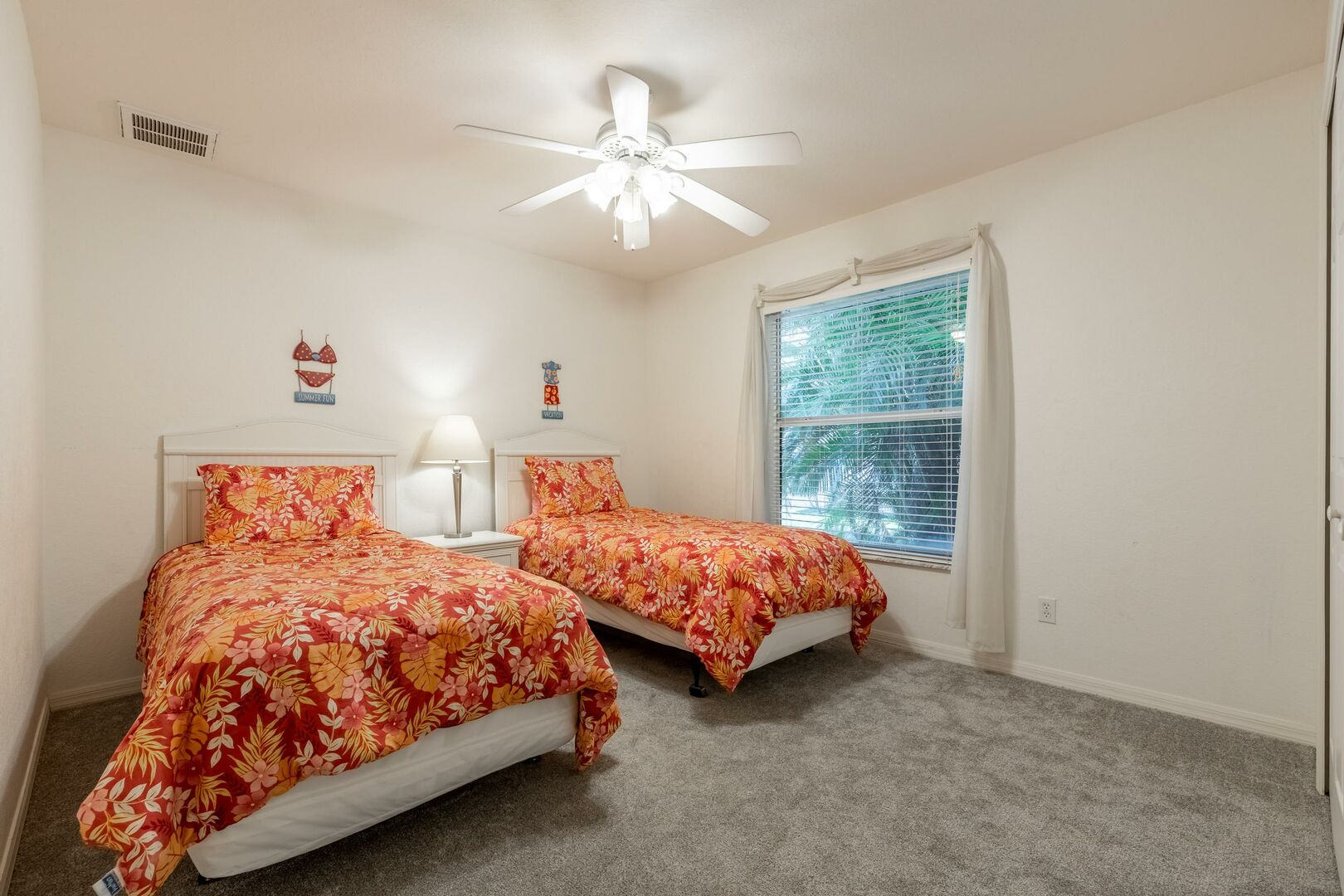 Guest bedroom with twin beds