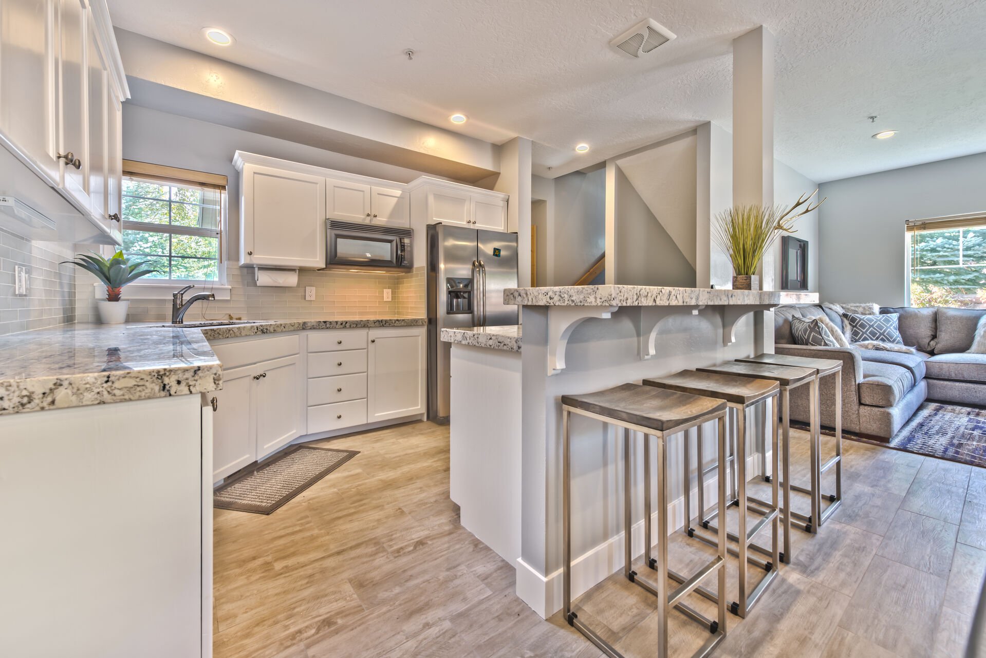 Fully Equipped Kitchen with High-end Finishes, Stainless Steel Appliances, a 5-Burner Gas Range and Bar Seating for 4