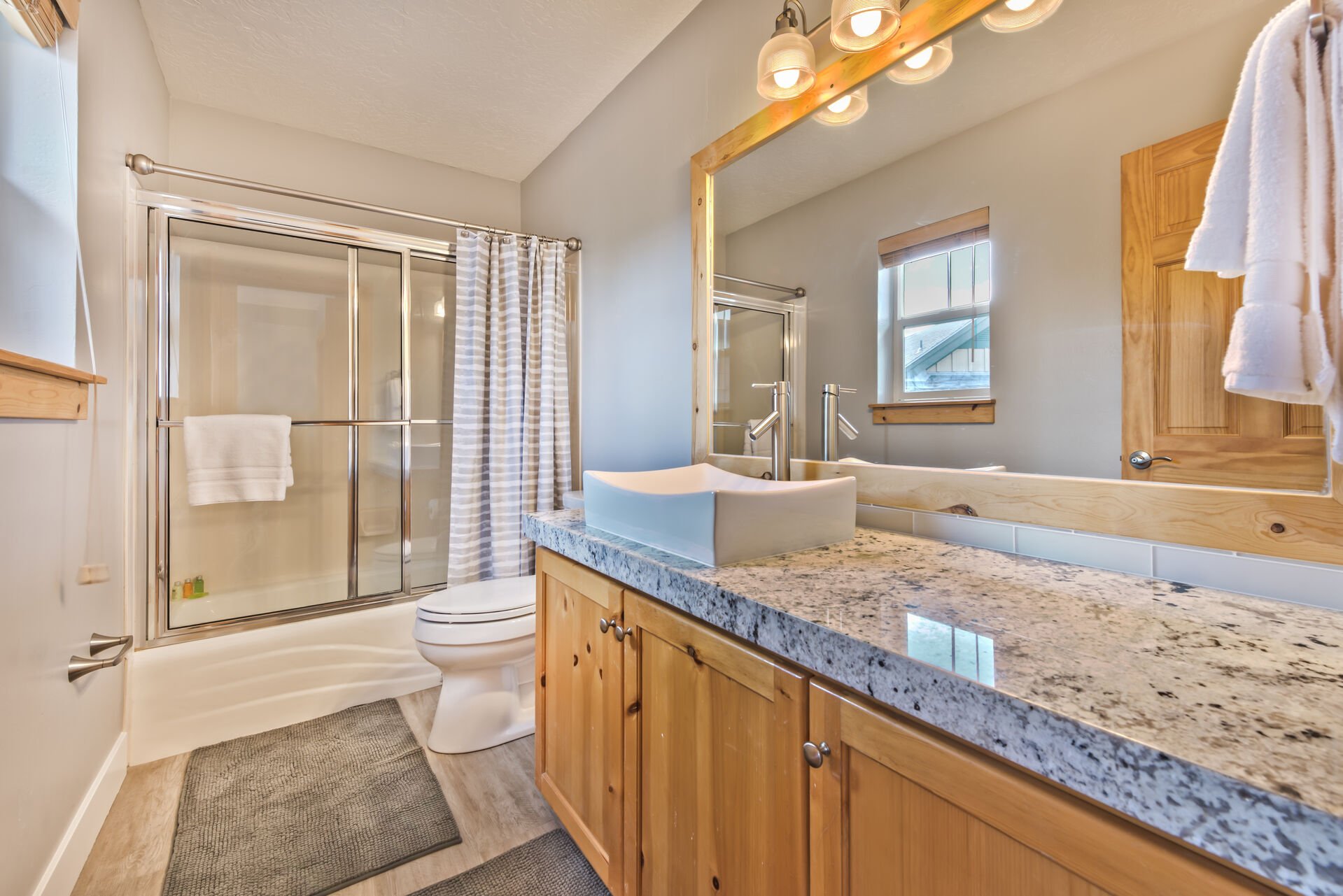 Spacious Upper Level Master Bath 2 with a Tub/Shower Combo