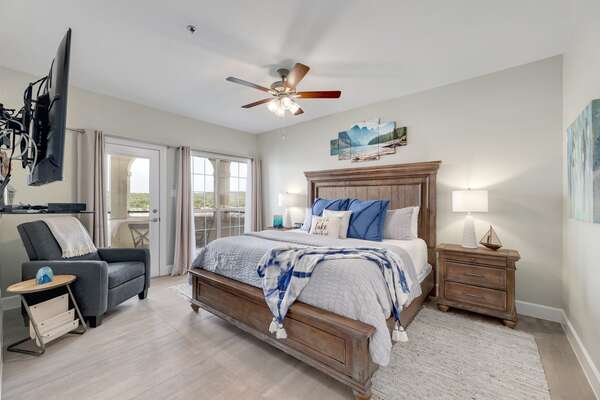 Crawl into this King-sized comfy bed & wake up to the beautiful Lake Travis views!