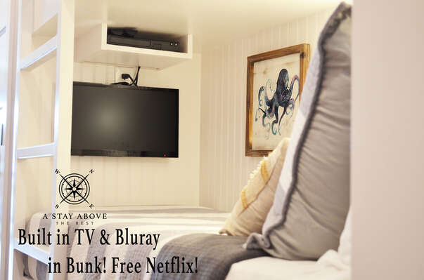 Bunk beds - equipped with outlets, a built-in TV, Smart Blu-ray & 