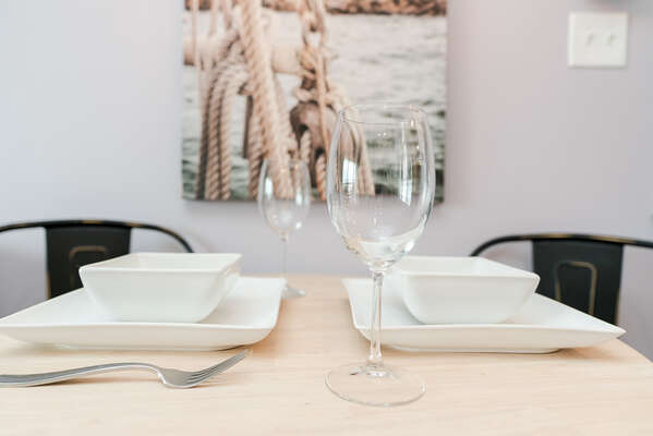 Dine with your favorite people in our TOP FLOOR and FRONT FACING condo!  Super relaxing!