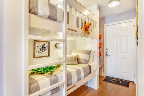 Bunk beds - equipped with outlets, a built-in TV, Smart Blu-ray & 