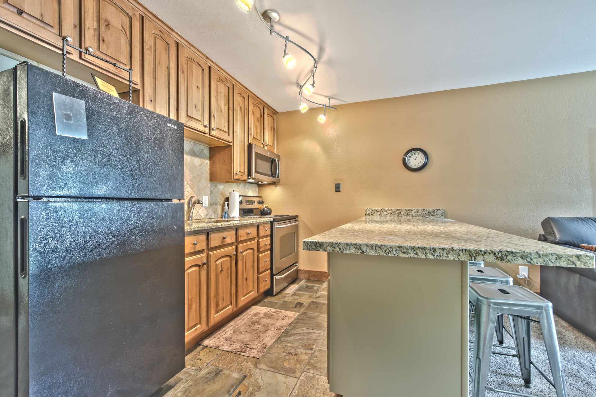 Equipped Kitchen with Granite Countertops, Stainless Steel Appliances and Bar Seating for 4