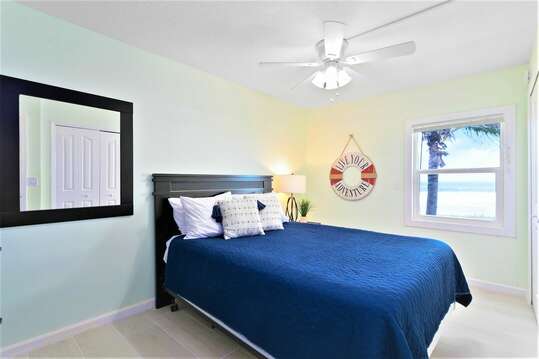 Guest bedroom #1: Queen bed, closet, i Roku TV & view of the ocean!