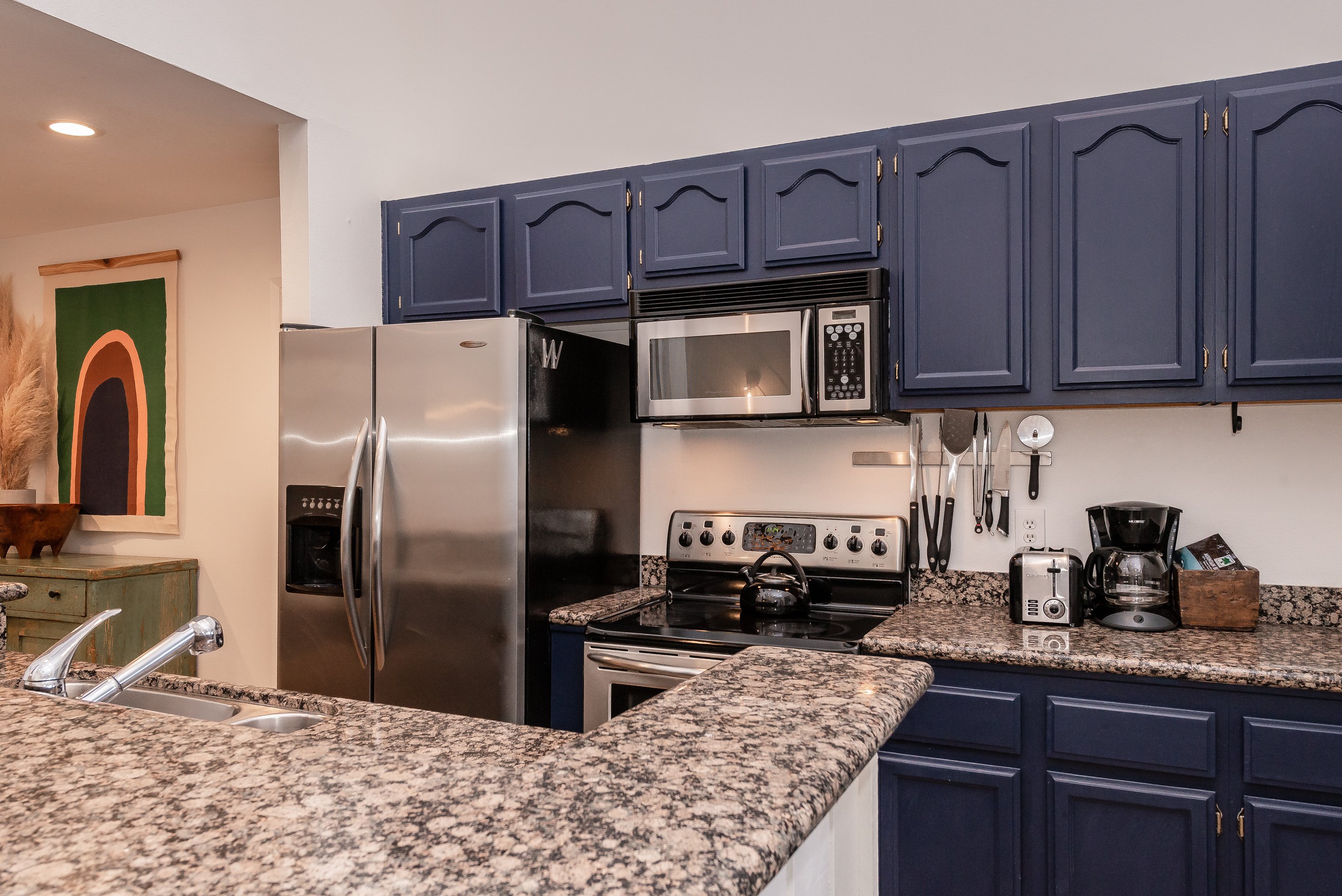 Fully Equipped Kitchen, Granite Counters, Stainless Steel Appliances