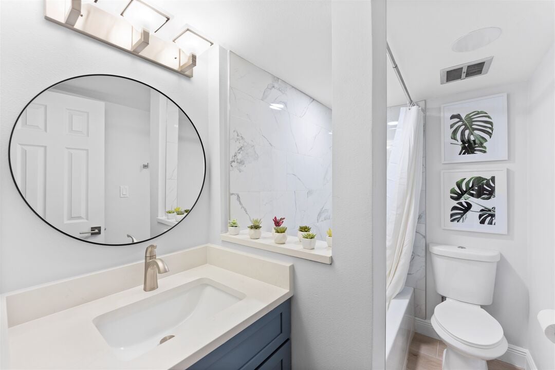 Bright, fresh, and relaxing—this modern bathroom!
