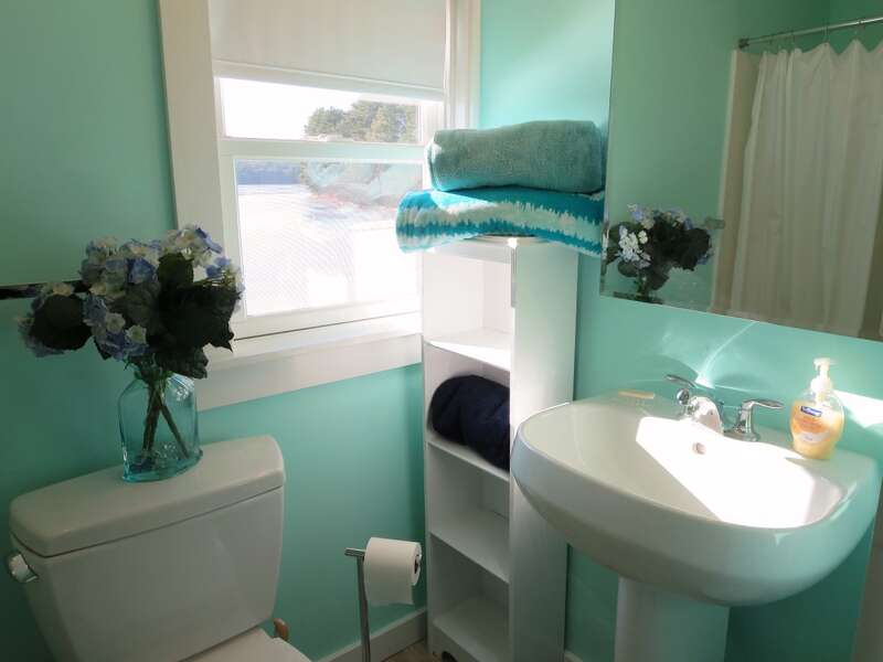 Full bathroom located off of the hallway with a shower - 1047 Old Queen Anne Road Chatham Cape Cod - New England Vacation Rentals