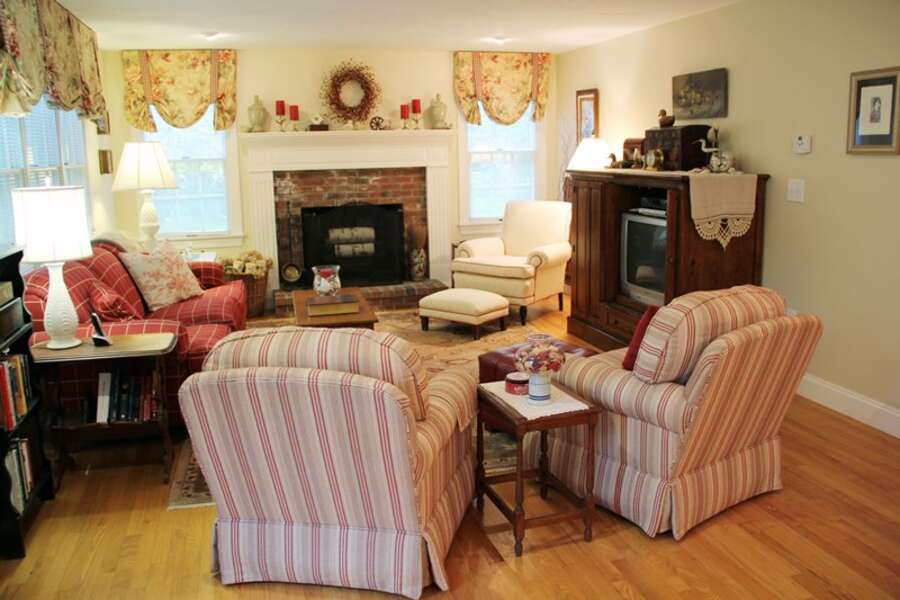 Living room with Central air and TV ( 2021 new flat screen TV) WIFI- 29 Ginger Plum Lane Harwich Port Cape Cod - New England Vacation Rentals
