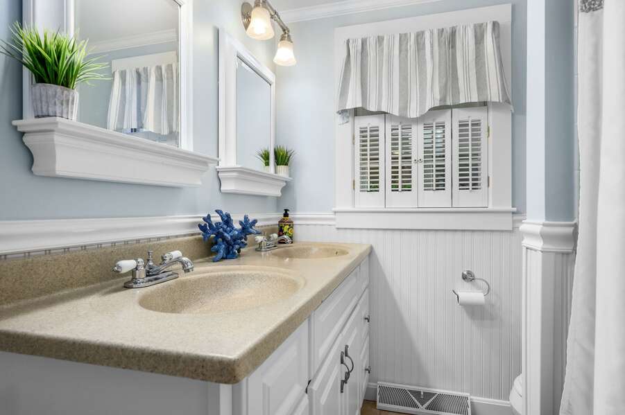 Full bathroom- 19 Burton Avenue West Harwich -  Lobsta House- New England Vacation Rentals