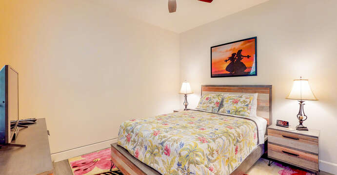 Queen Bed, Warm Decor & Flat Screen TV in Ground Floor Bedroom