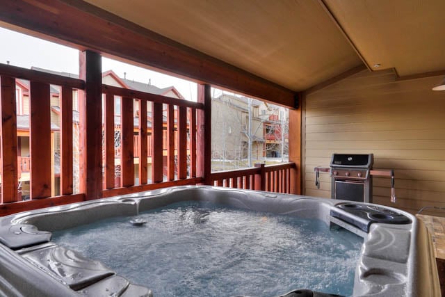 6-Person Hot Tub on Private Deck with BBQ Grill