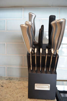 Full knife block supplied in the condo!