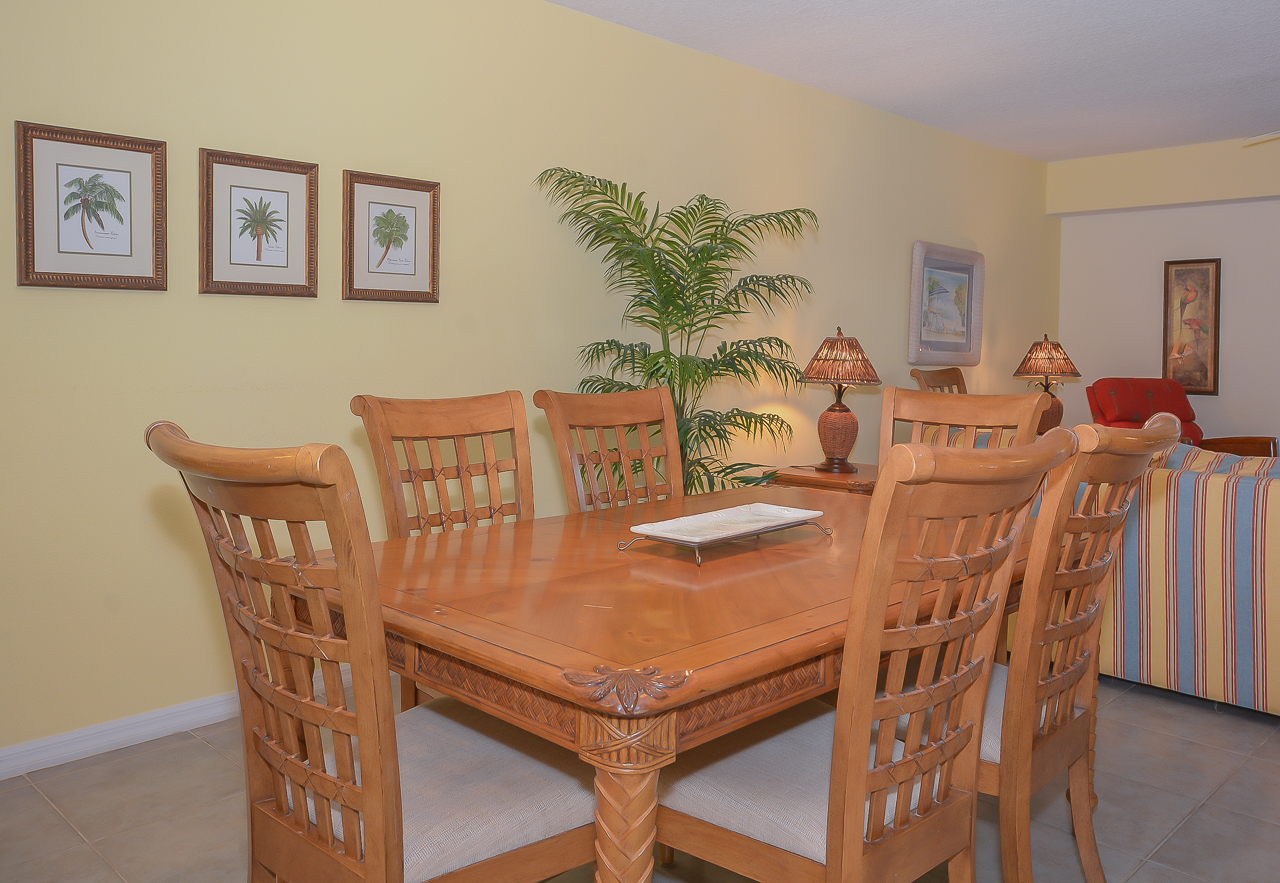Dining area with seating for 6.