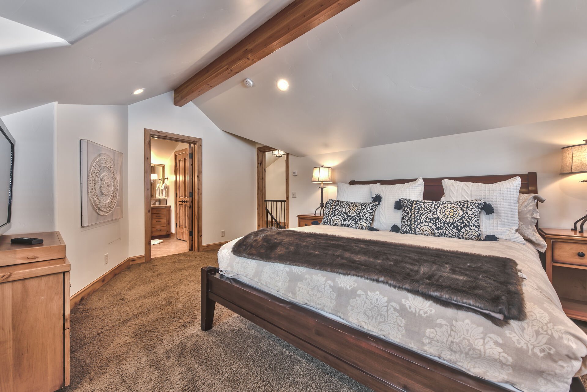 Level 4 Grand Master Bedroom with King Bed + Daybed (sleeps 3), 50