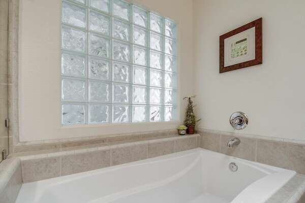 Master En-Suite Bathroom w/ Tub & Shower - 3rd Floor